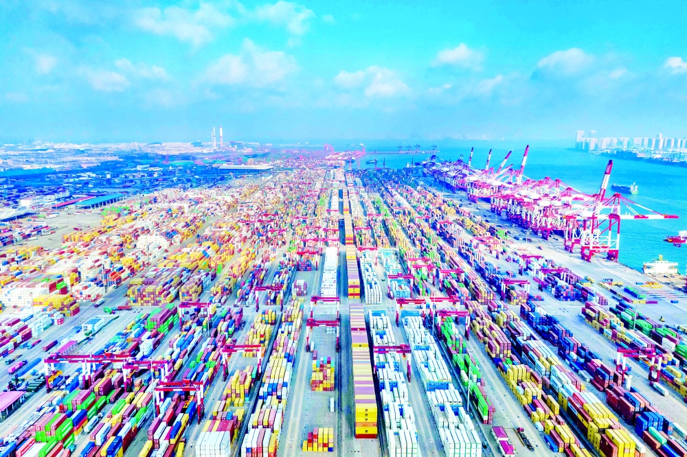 عشرات آلاف الحاويات في ميناء شاندونغ